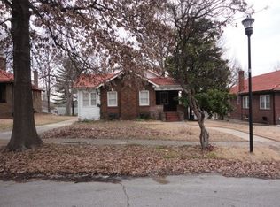 832 Country Club Dr, Saint Louis, MO