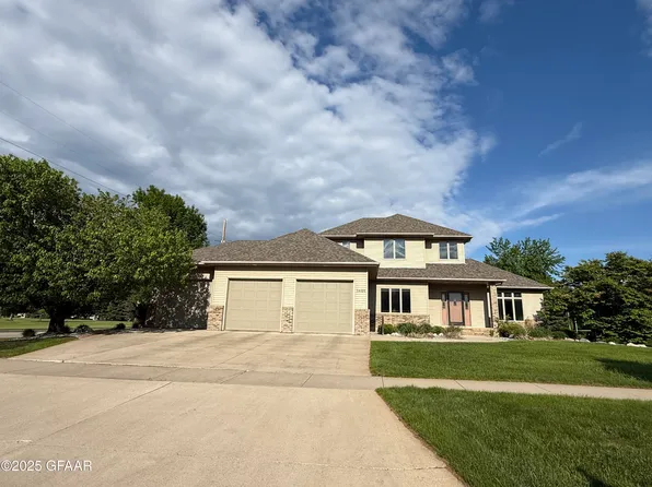 1401 S 40th St, Grand Forks, ND 58201