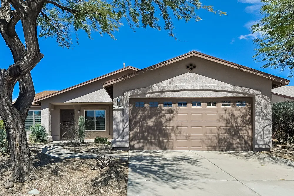 4 bed, 2.0 bath, 1851 sqft, $2,015 — Photo 1