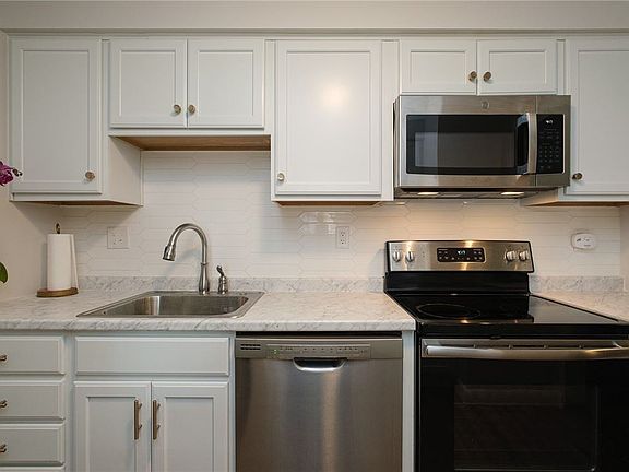 5th image of 1311 Harewood Sq