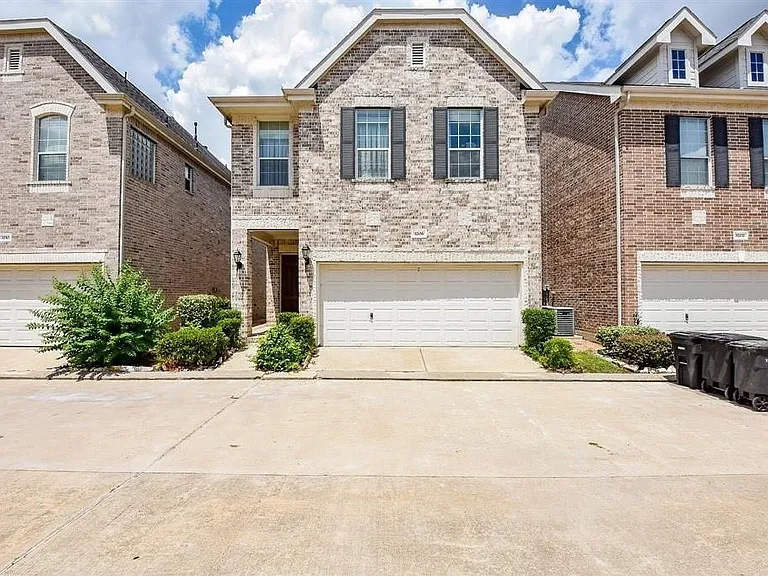 3206 Holly Crossing Dr — Photo 2