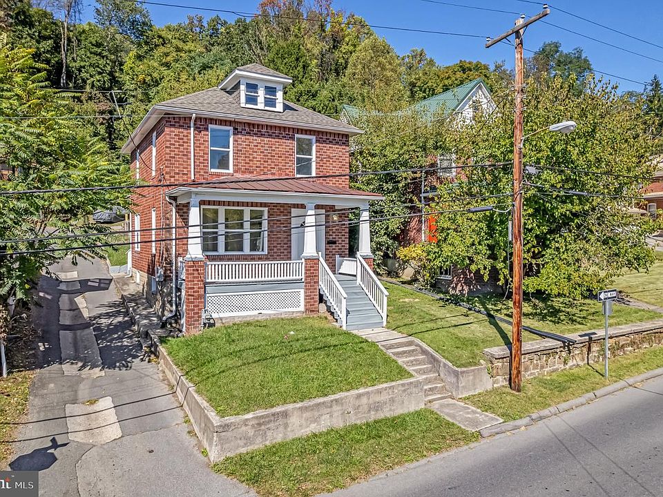 1st image of 910 Bedford St