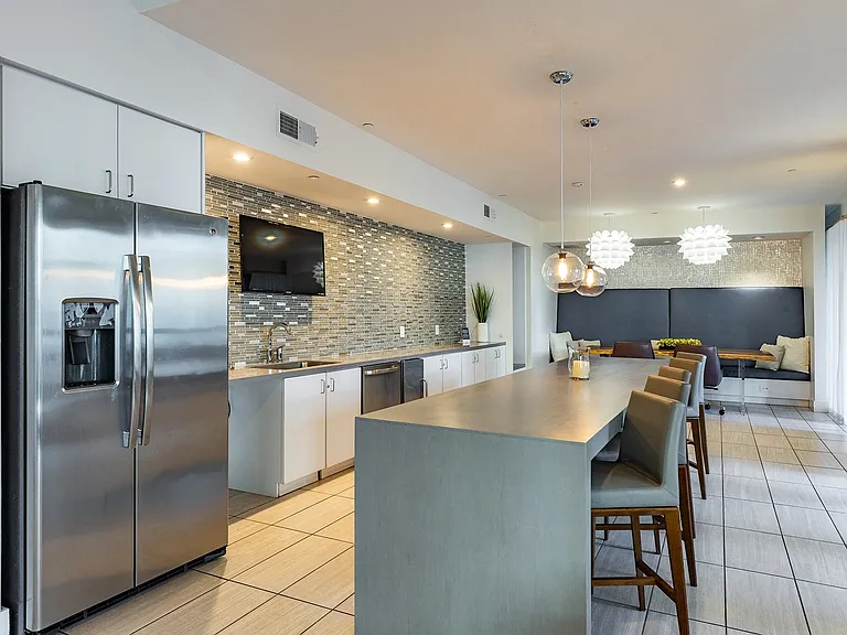 Nine12 Gateway Apartments — Photo 6