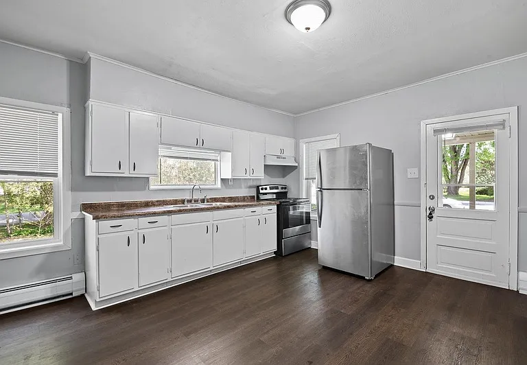 111 Center St — Photo 3