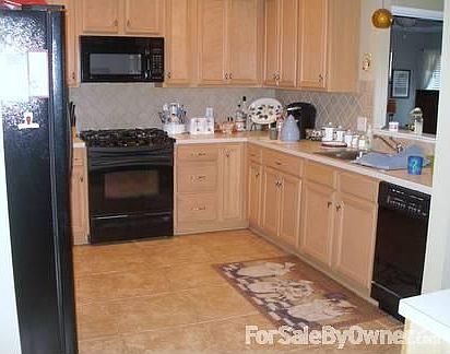 Large Modern Kitchen with appliances : Beautiful custom porcelain tile floors, lots of cabinets and 