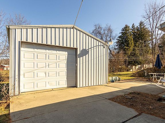 4th image of 664 Shoshone Dr