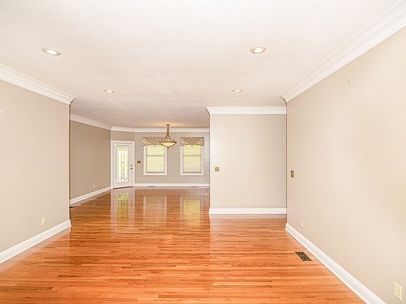 3rd image of 104 Laurel Ct
