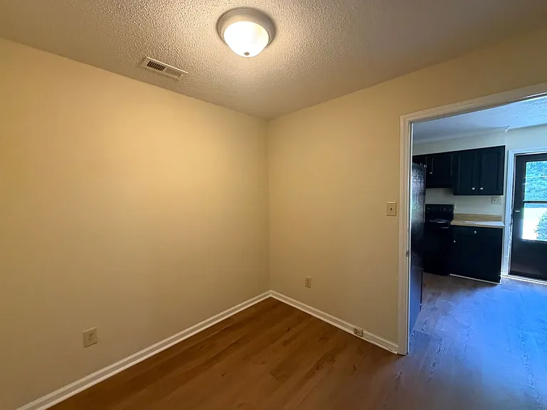 1652 India Hook Rd — Photo 3