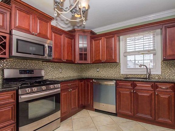 2nd image of 707 Conklin St