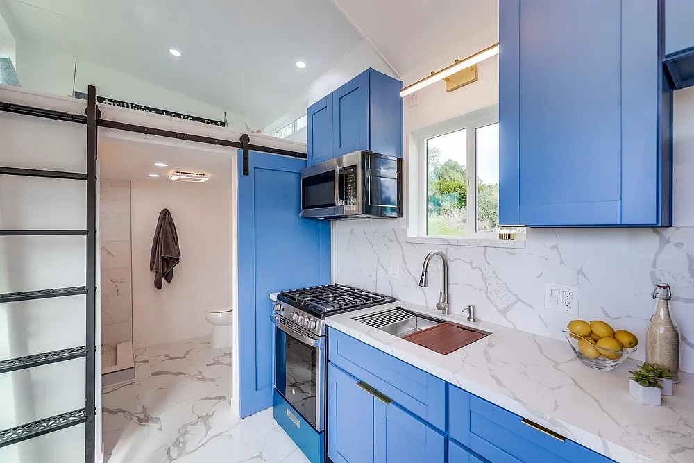 2 bed, 415 sqft, $2,300 — Photo 3