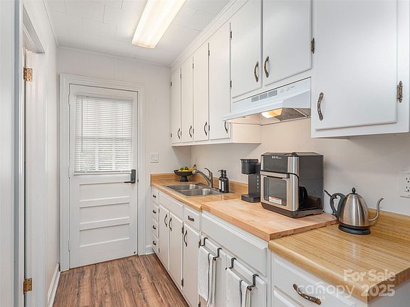 Please note, there is a brand new stove/oven in place of the cabinet with the air fryer on top in the photo.