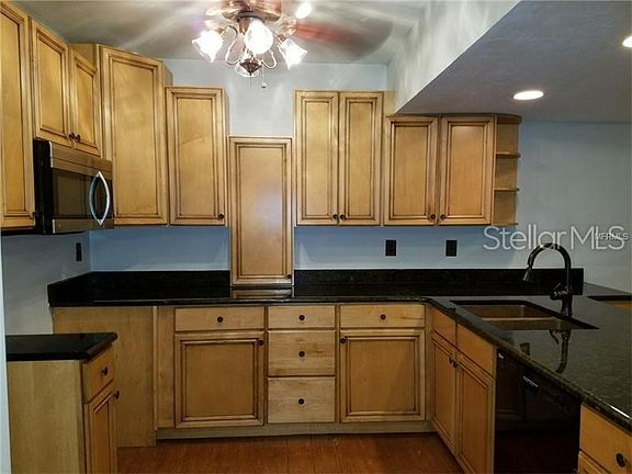 4th image of 3563 Camelot Dr