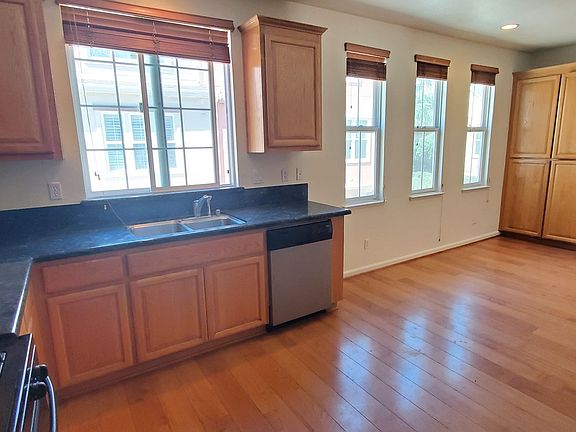 5th image of 571 Moreland Way