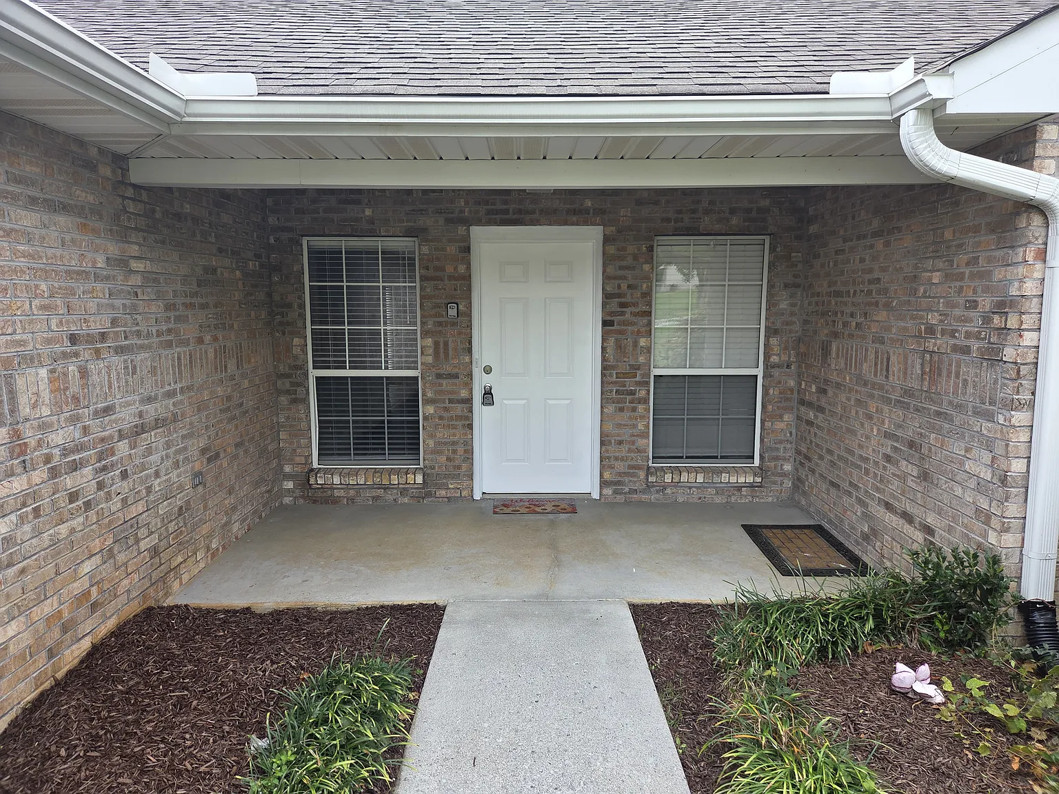 3 bed, 1700 sqft, $2,200 — Photo 2