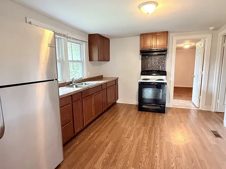 840 W 4th St — Photo 3