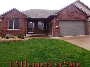 875 Leslie Ln, Robins, IA 52328