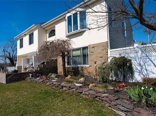 7 Belcul Ct, East Islip, NY 11730