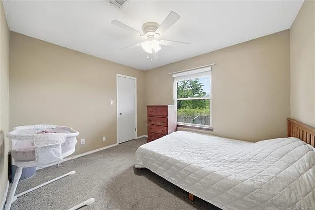 1112 W Queens Pl — Photo 12
