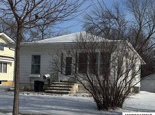 147 N Crescent Dr, Mason City, IA 50401