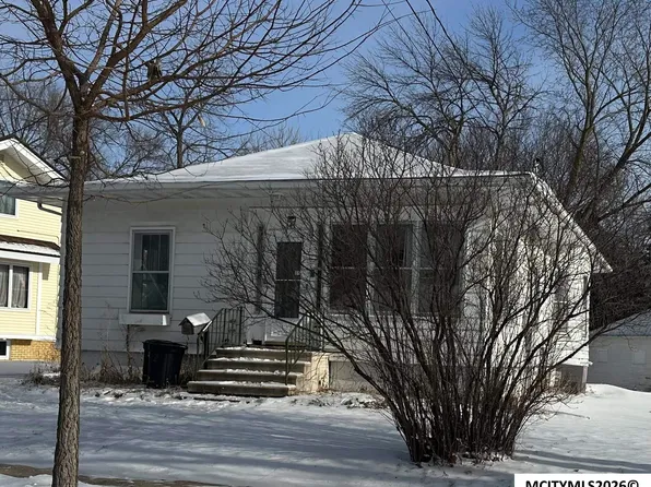 147 N Crescent Dr, Mason City, IA 50401