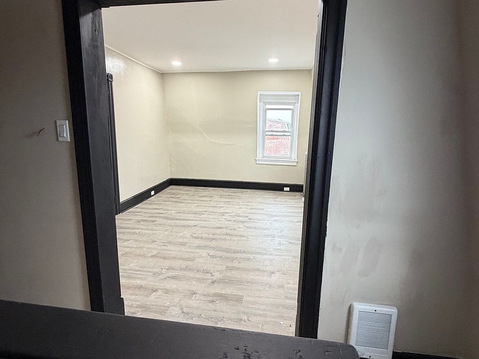 1st image of 900 N 6th St APT 3R