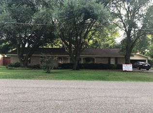 203 Heath Ave, Madisonville, TX 77864