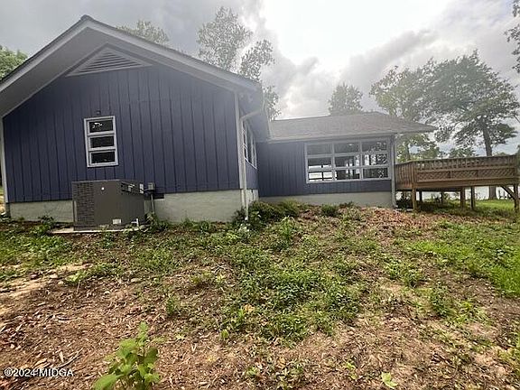 3rd image of 106 Louise Ln NE