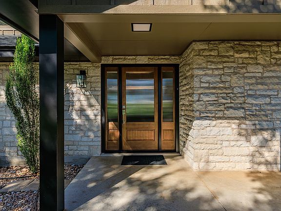 4th image of 810 Country Creek Ln