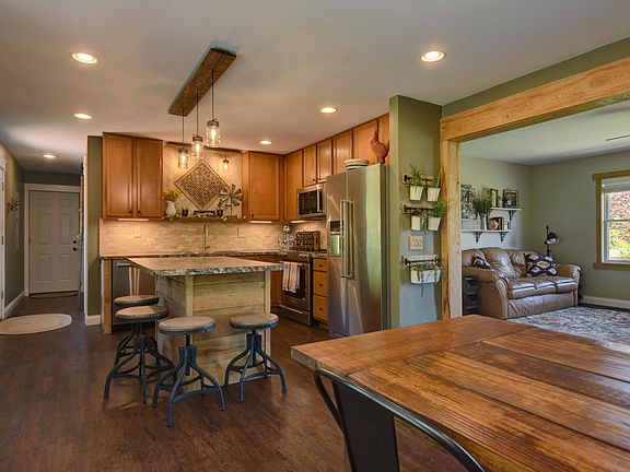 5th image of 161 Carmel Ct