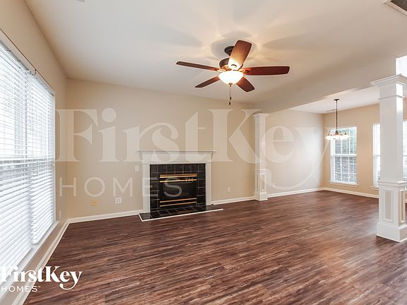 3rd image of 924 Clearbrook Rd