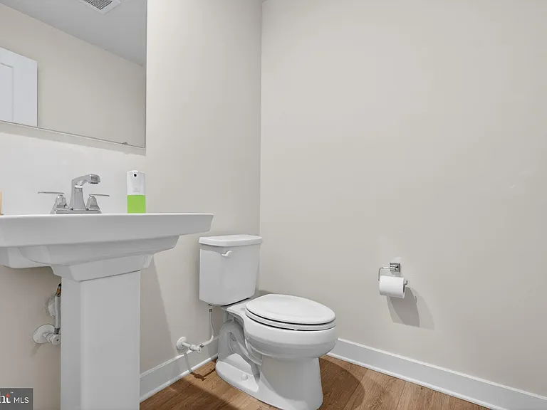 54 Sidney Ln — Photo 10