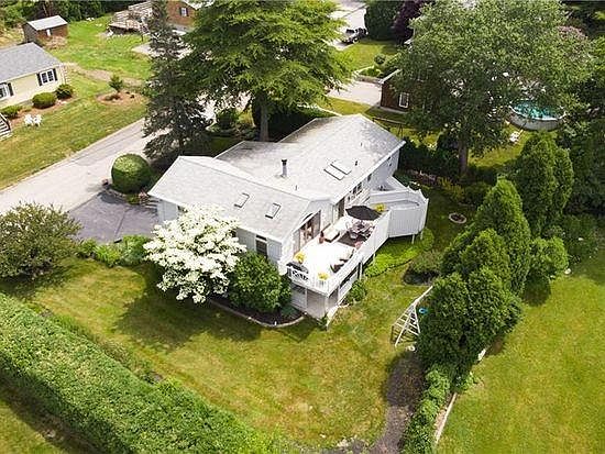 1st image of 20 Yellowbirch Rd