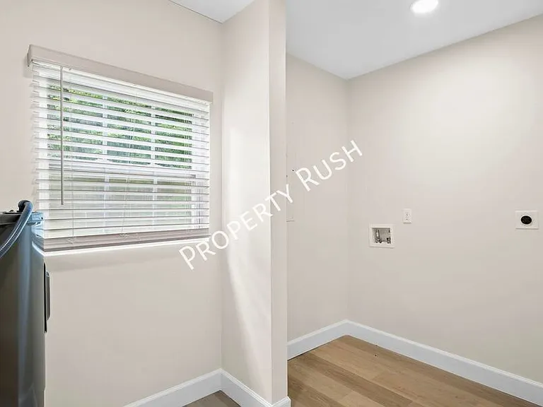 321 Whitmire Cir — Photo 14