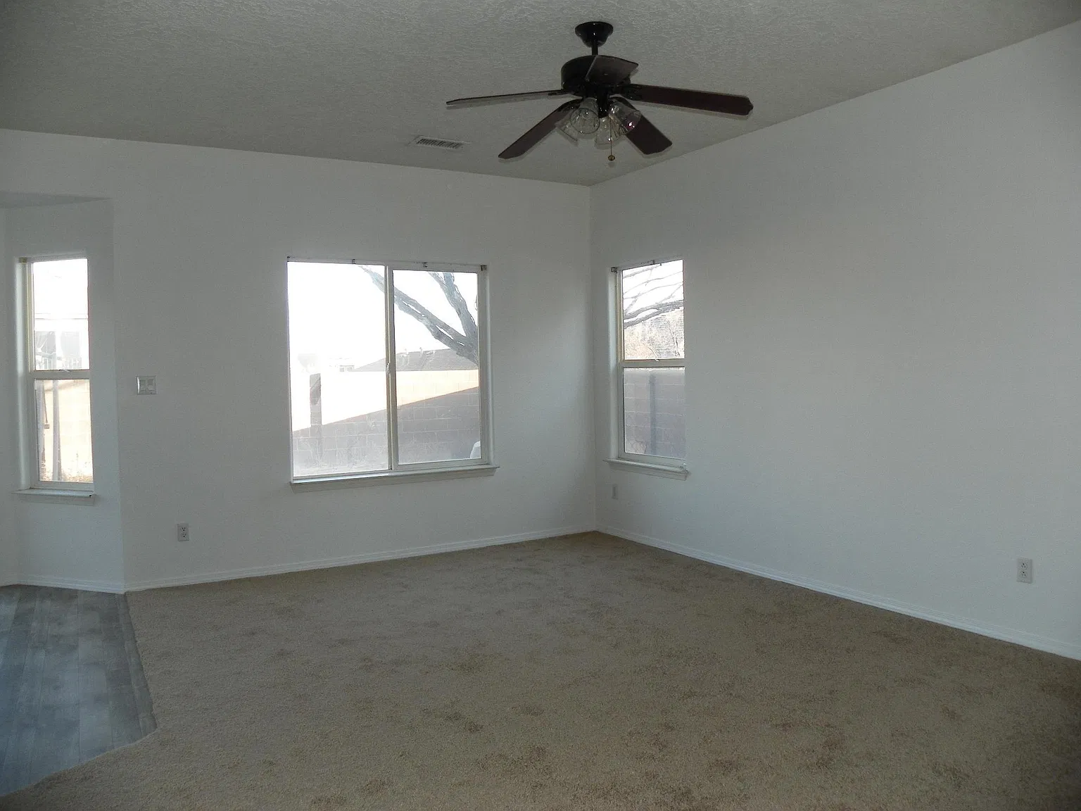 3 bed, 2.0 bath, 2200 sqft, $2,100 — Photo 4