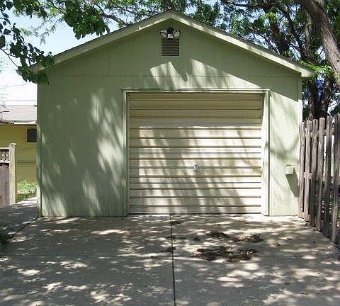 4th image of 2420 Highland Ave