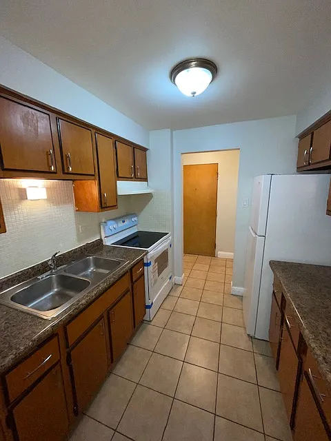 East End Apartments/Madison Apartments — Photo 2