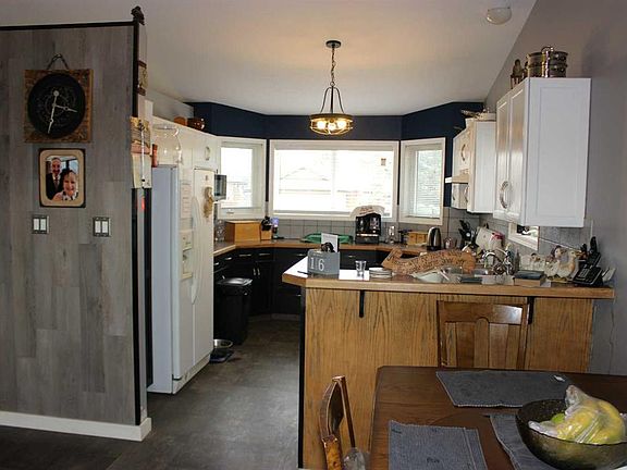 4th image of 609 Maple Pl N