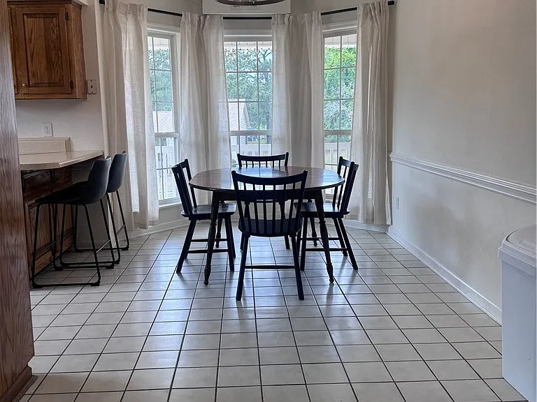 1535 Londonderry Pl — Photo 2
