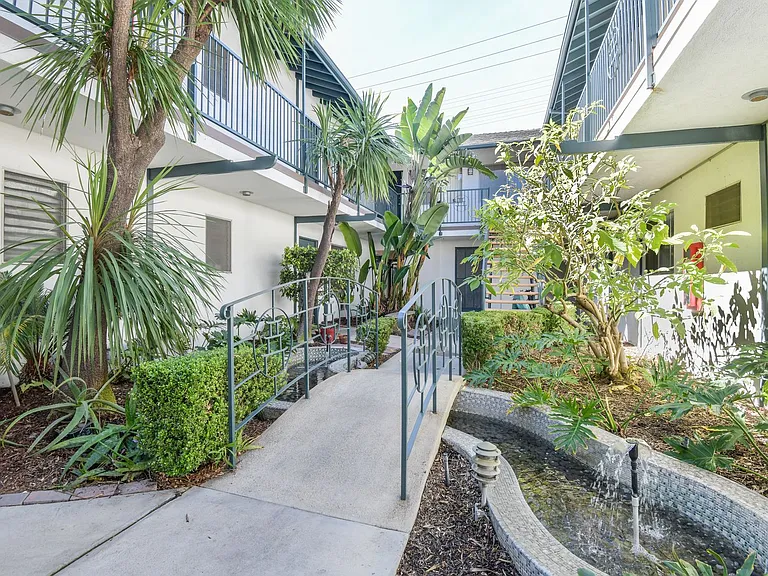 1799 N Hollywood Way — Photo 44