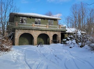 525 Beach Dr, Fairview, PA 16415