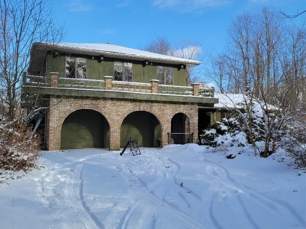 525 Beach Dr, Fairview, PA 16415