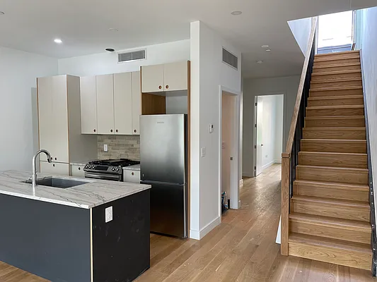 Rented by Easy Street Properties | media 24