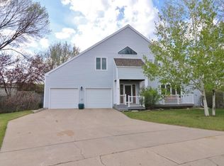 1608 13th St SW, Minot, ND 58701