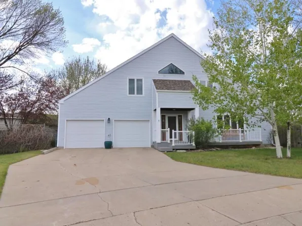 1608 13th St SW, Minot, ND 58701