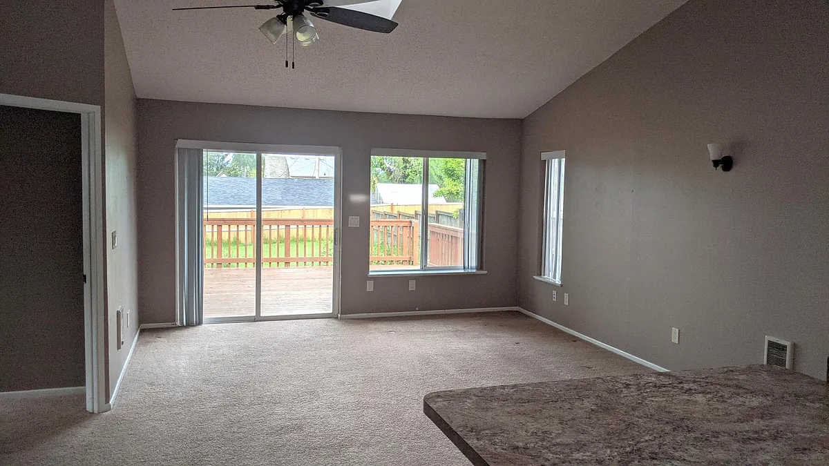 Living area - 1703 Park Ter NW
