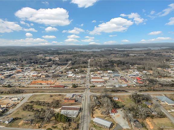 2nd image of 213 S Walnut St