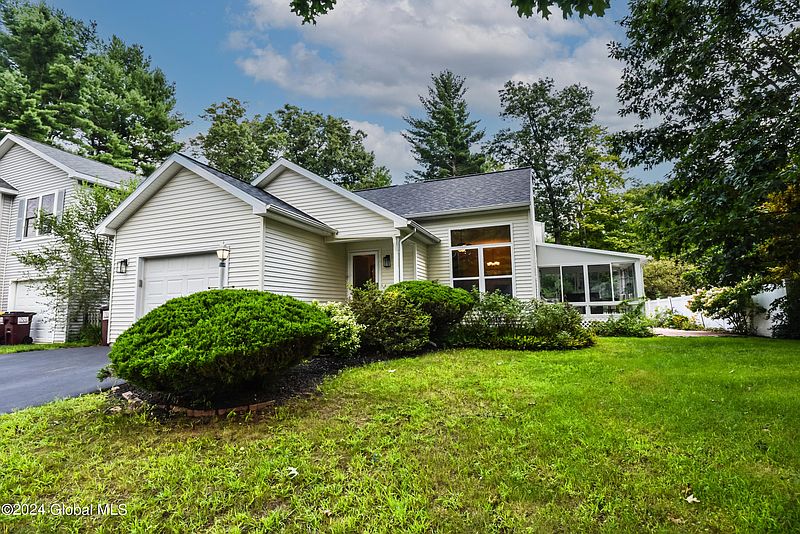 3rd image of 312 Meadowlark Drive