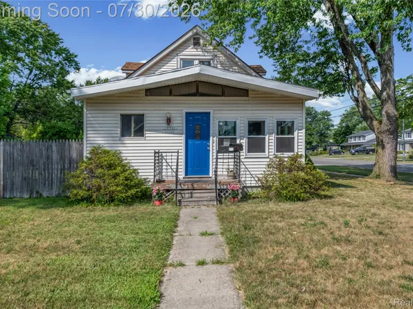 19485 Eastwood Dr, Harper Woods, MI 48225