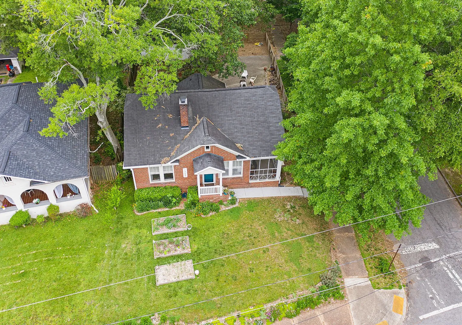 3 Bedroom 2 Bath Brick Bungalow — Photo 2