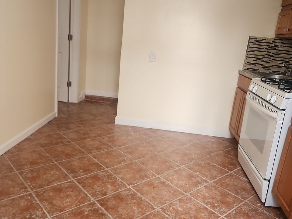 2nd image of 538 Pine St Floor 1